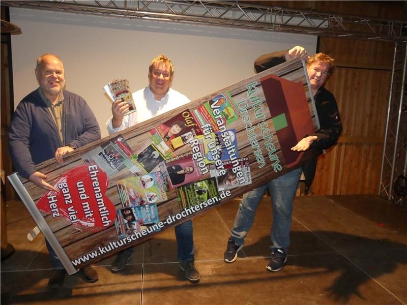 Sie wollen jedes Wochenende eine Veranstaltung in Drochtersen anbieten Heino Baumgarten, Sascha Loudovici und Matthias Rambo vom Verein Kulturscheune Drochtersen freuen sich auf die neue Veranstaltungssaison. Der Kartenvorverkauf hat begonnen. Foto: Knappe