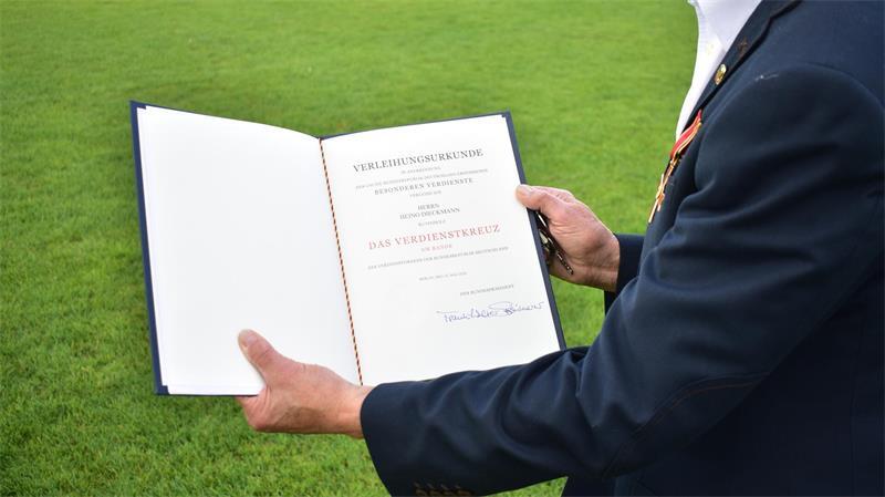 Wenn er schoss, zitterte der Gegner: Vier Anekdoten über eine Mulsum-Legende Heino Dieckmanns Ehrenurkunde soll einen besonderen Platz bekommen. Ein näherer Blick zeigt die Signatur von Frank-Walter Steinmeier.