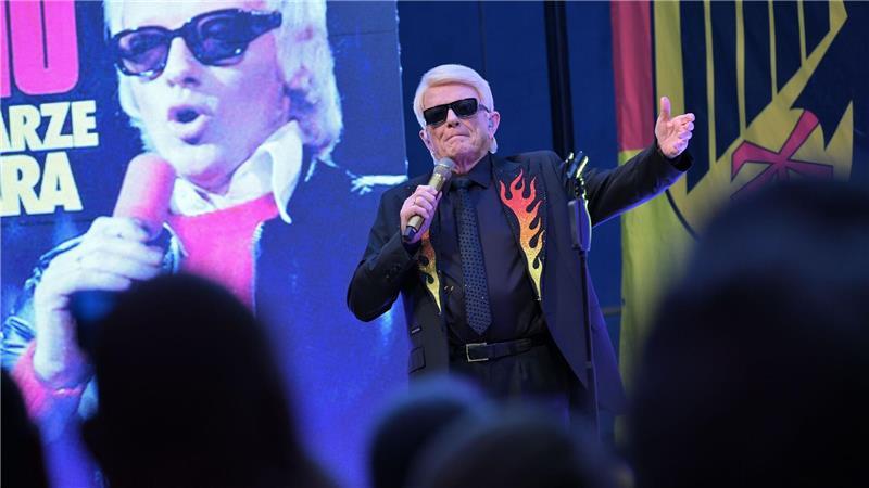 Viel Schwarz-Rot-Gold: Heino nach Hymnen-Streit bejubelt Heino wird bei seinem Zusatzkonzert aus Solidarität mit einem Feuerwehrmann im brandenburgischen Bad Belzig bejubelt.