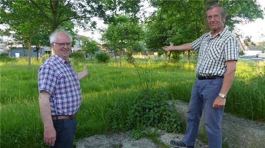 Heinrich Ahrens (links) und Manfred Mahler vom Drochterser Kirchenvorstand inmitten der parkähnlichen Friedhofserweiterungsfläche, auf der sie eine Bestattung unter Bäumen anbieten möchten.