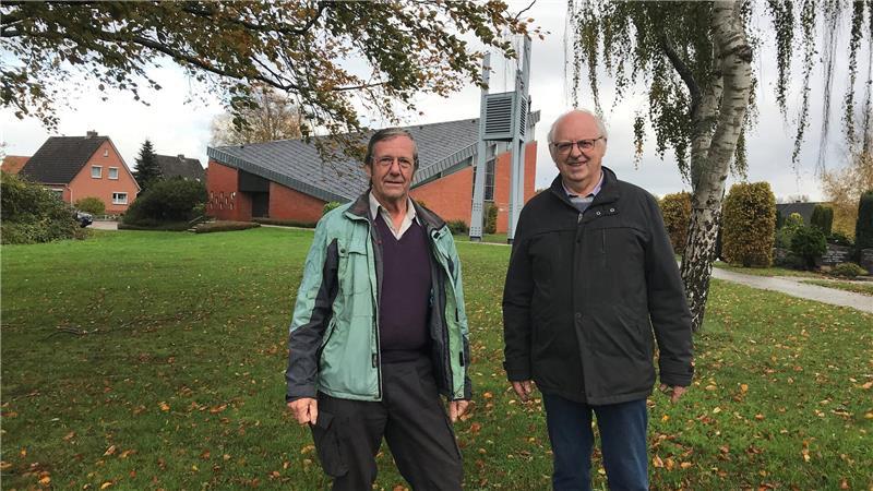 Heinrich Ahrens (rechts) mit Drochtersens Kirchenvorstandsmitglied und Friedhofsbeauftragtem Manfred Mahler.