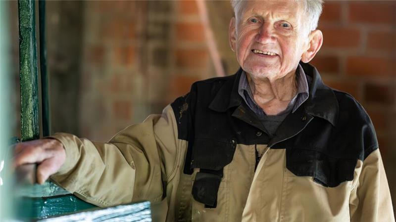 Mit 98 Jahren noch als Tischlermeister aktiv Heinrich Benecke arbeitet mit 98 Jahren immer noch als Tischlermeister.