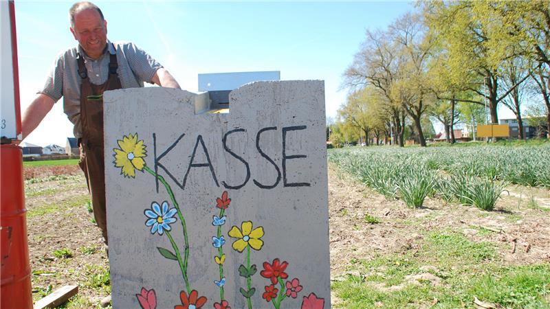 Heinrich Dammann mit der diebstahlsicheren Betonkasse, die seine Auszubildende mit Blumen bemalt hat.