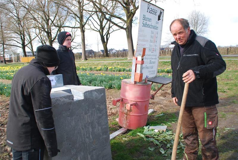 Heinrich Dammann und seine Mitarbeiter stellen die diebstahlsichere Kasse auf.