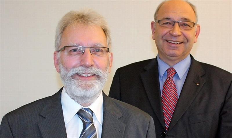 Heinrich Fiege (links) und Holger Bartsch von der IHK Stade begleiten Selbstständige und die, die es werden wollen, bei der Betriebsübergabe.