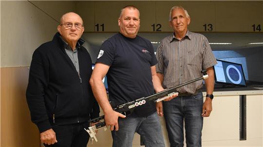 Heinrich Garrn, Thomas Schnell und Jürgen Stechmann sind im Schießstand in Steinkirchen heimisch.