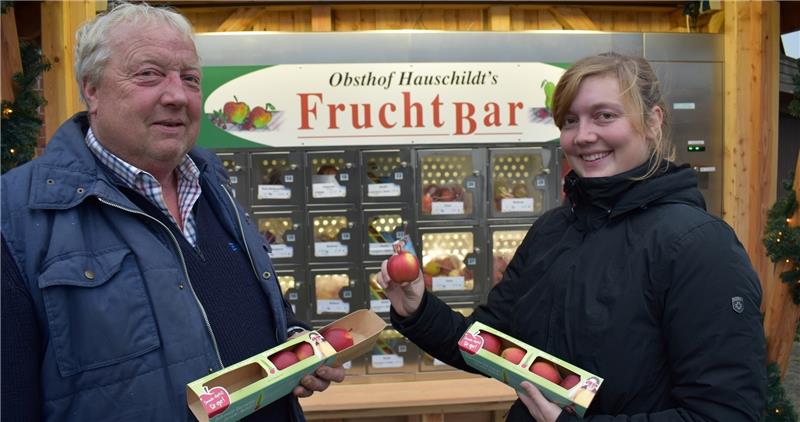 Heinrich Hauschildt und seine Tochter Meta sind die Ersten im Alten Land, die den neuen Mini-Apfel Rockit an Endverbraucher verkaufen. Foto Vasel