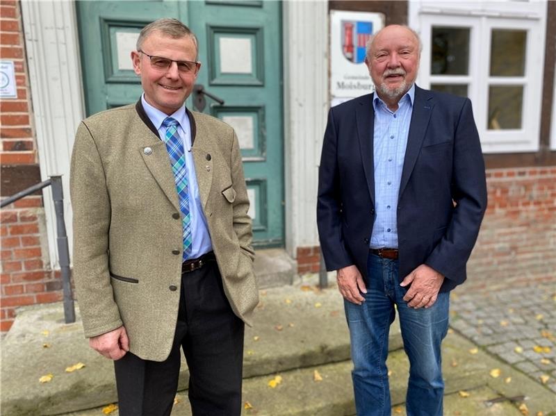 Heinrich Wentzien (links) und Bürgermeister Hans-Jürgen Steffens vor dem Moisburger Amtshaus. Foto: Lepél
