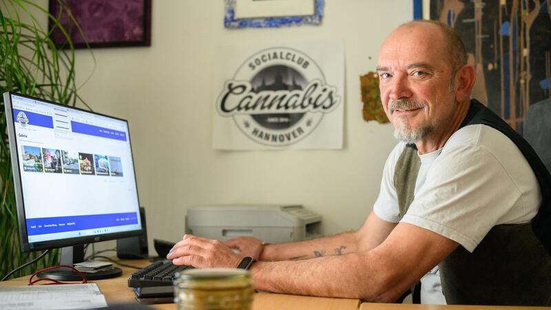 Heinrich Wieker vom Cannabis Socialclub Hannover e.V. sitzt am Computer.