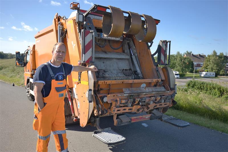 Heinsohn ist gerne mit dem Mini-Müllwagen auf Krautsand unterwegs.