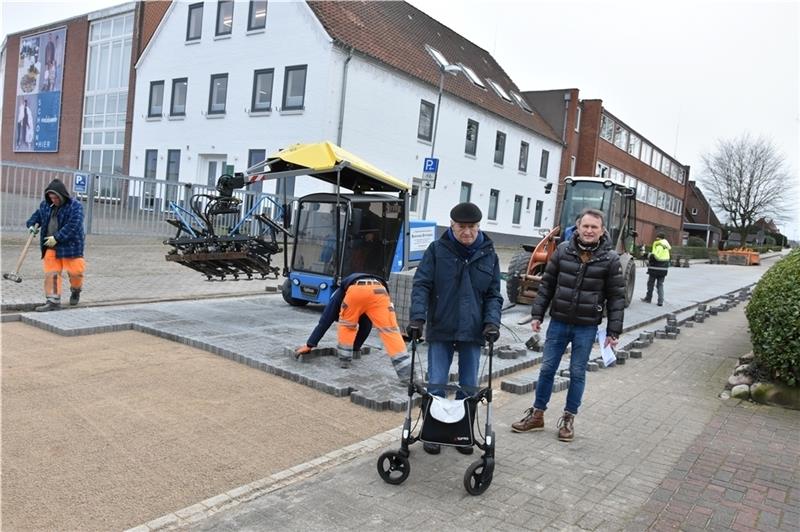 Heinz-Dietrich Schlichting und sein Sohn, der Ratsherr Holger Schlichting, begrüßen die Straßenarbeiten in Dollern. Foto: Felsch