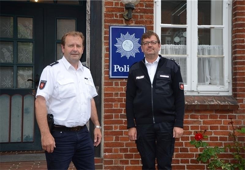 Heinz Hagedorn ist der Dorfsheriff von Freiburg Heinz Hagedorn und Polizeisprecher Rainer Bohmbach vor der Freiburger Station.