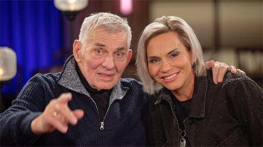 Heinz Hoenig und seine Ehefrau Annika Kärsten-Hoenig bei einem Fototermin im November 2025. (Archivbild)