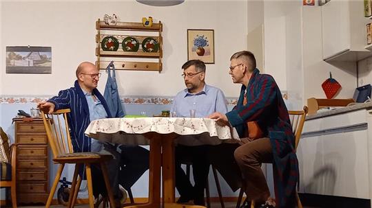 Heinz Holtmann (Rolf Kammann, rechts) und Nachbar Günter Gierig (Thomas Oellrich, links) sprechen mit Postbote Peter Specht (Matthias König, Mitte) über das anstehende Klassentreffen.