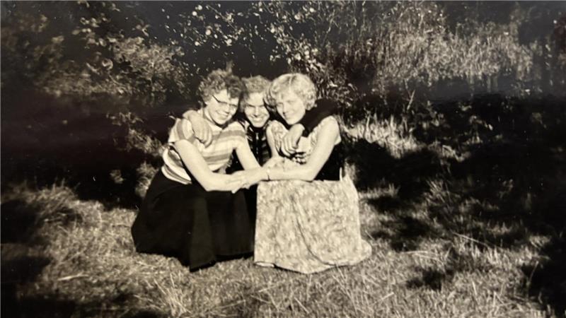 Heinz Kugis mit seinen beiden jüngeren Schwestern.