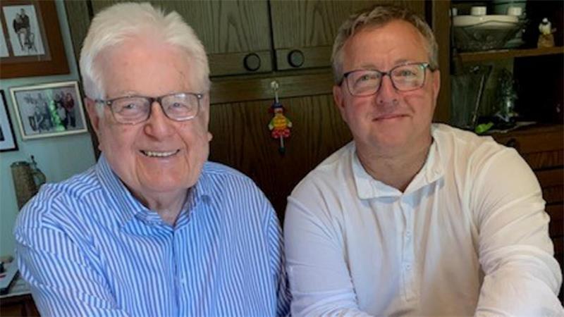 Elbe Kliniken: Betriebsratsvorsitzender Schulze will in Kreistag Heinz Mügge, 25 Jahre lang Bürgermeister von Düdenbüttel, und Oliver Schulze. Mügge unterstützt Schulzes Kandidatur für den Stader Kreistag.