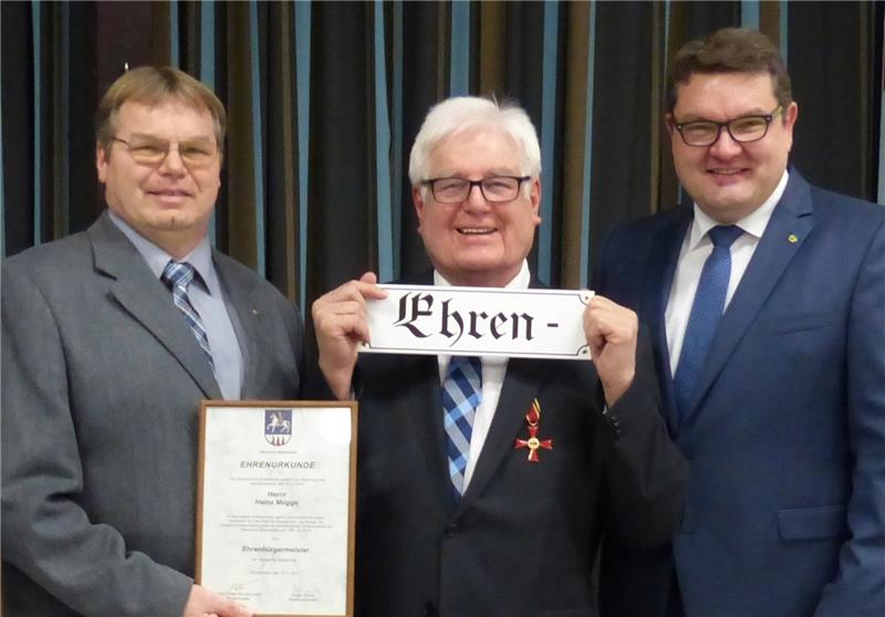 Heinz Mügge ist neuer Ehrenbürgermeister und darf sein altes Schild ergänzen. Links Nachfolger Borchers-Saß, rechts Gemeindedirektor Falcke.