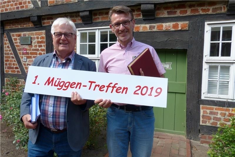 Heinz Mügge (links) und Michael Ehrhardt organisieren ein regionales Treffen der Mügge-Sippe in Düdenbüttel. Foto: Eidtmann