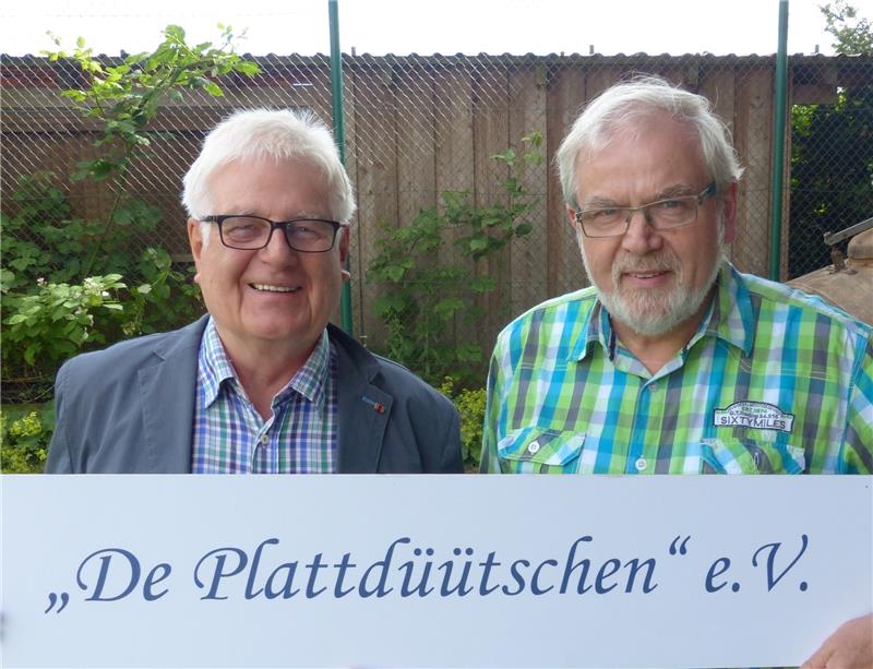 Heinz Mügge und Jörn Knabbe vom Verein „De Plattdüütschen“ arbeiten weiter konsequent am digitalen Rechtschreibprogramm für die nieder- deutsche Sprache. Foto Eidtmann