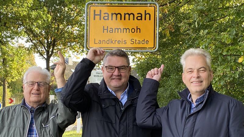 „Ziemlicher Wildwuchs“: Hammah hat alle Ortsschilder ausgetauscht Heinz Mügge von den Plattdüütschen, Samtgemeindebürgermeister Holger Falcke und Ratsmitglied Jan-Hinnerk Abbe (von links) freuen sich über einheitliche Ortsschilder.