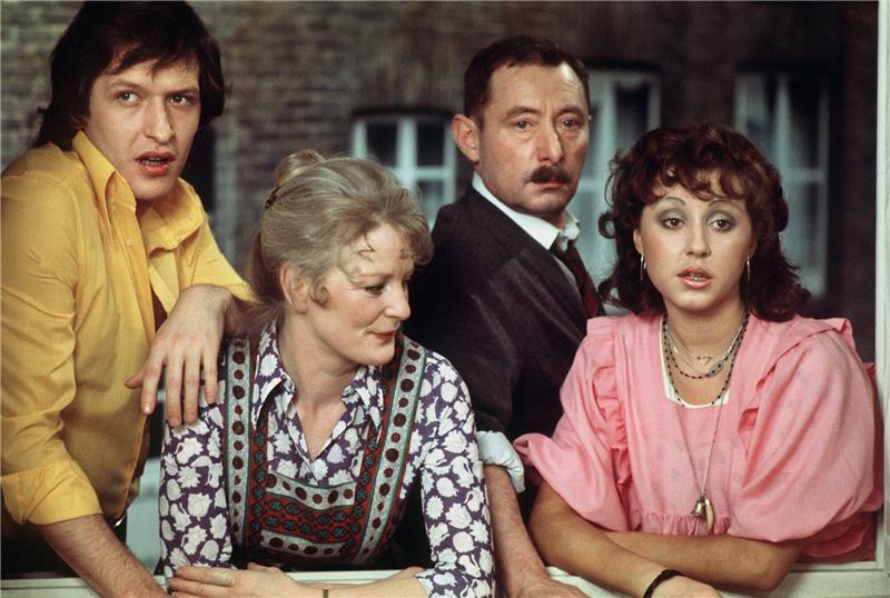50 Jahre Ekel Alfred: Serie „Ein Herz und eine Seele“ hat Jubiläum Heinz Schubert als Vater Alfred Tetzlaff (hinten, r), Elisabeth Wiedemann als seine Frau Else (2.v.l.), Hildegard Krekel als Tochter Rita (r) und Diether Krebs als Schwiegersohn Michael in der Familienserie "Ein Herz und eine Seele". Nur wenige Serien der deutschen Fernsehgeschichte sind so bekannt und solche Dauerbrenner wie "Ein Herz und eine Seele" mit Heinz Schubert als Ekel Alfred. Jetzt wird die Sitcom 50 Jahre alt. Foto: Hans Dürrwald/dpa