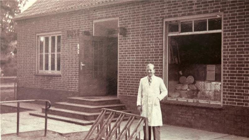 Von Kaufmannsehre, Wagenrennen im Laden und Eis für ein paar Groschen Heinz Tiedemann vor seinem Markt am ersten Standort in der Oldendorfer Hauptstraße.