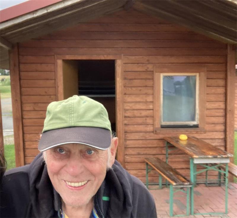Bier am Vormittag und die Frage: Ist Krautsand überhaupt eine Insel? Heinz schaltet den Strom in der Hütte auf dem Campingplatz Am Leuchtturm ein und bringt Bettzeug.