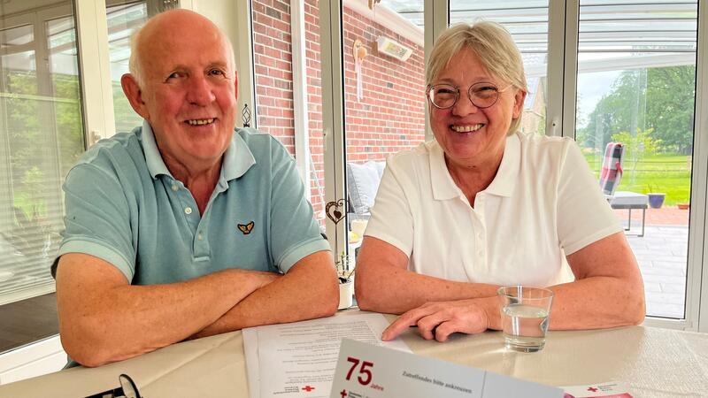 DRK Oldendorf hilft nicht nur bei Katastrophen Heinz und Adelheid Schlegel sind gemeinsam im Vorstand des DRK-Ortsvereins und freuen sich darauf, das 75-jährige Vereinsjubiläum mit vielen Gästen zu feiern.