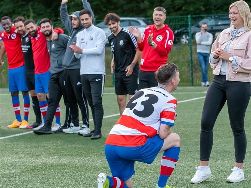 Heiratsantrag: Mirco Poppe hält während des Spiels von Immenbeck gegen Hedendorf um die Hand von Nadine Steffens an. Foto: Schmietow