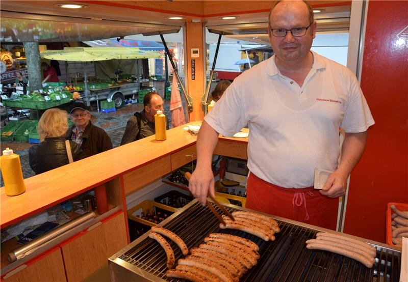 Heiß, aber nicht fettig: Steffen Bömmelburg dreht die Stader Bratwurst. Fotos Strüning