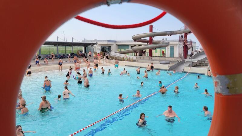 Spontan in den Urlaub: Gibt es an der Nordseeküste noch Kapazitäten? Heiß auf kühles Nass: Im Meerwasser-Wellenbad „Watt’n Bad“ in Dorum-Neufeld verzeichnete die Kurverwaltung in den zurückliegenden Tagen die bislang höchsten Besucherzahlen der Saison.