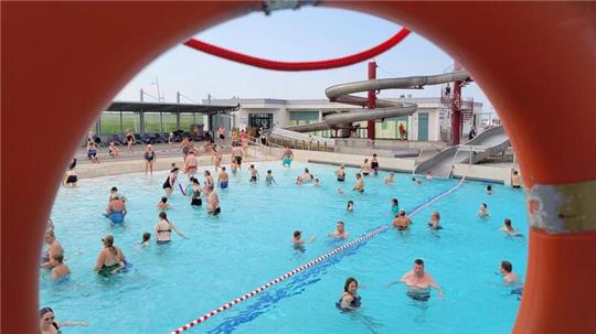 Heiß auf kühles Nass: Im Meerwasser-Wellenbad „Watt’n Bad“ in Dorum-Neufeld verzeichnete die Kurverwaltung in den zurückliegenden Tagen die bislang höchsten Besucherzahlen der Saison.