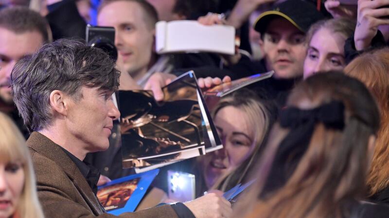 Heiß begehrt: Cillian Murphy gibt am Eröffnungsabend der Berlinale Autogramme.