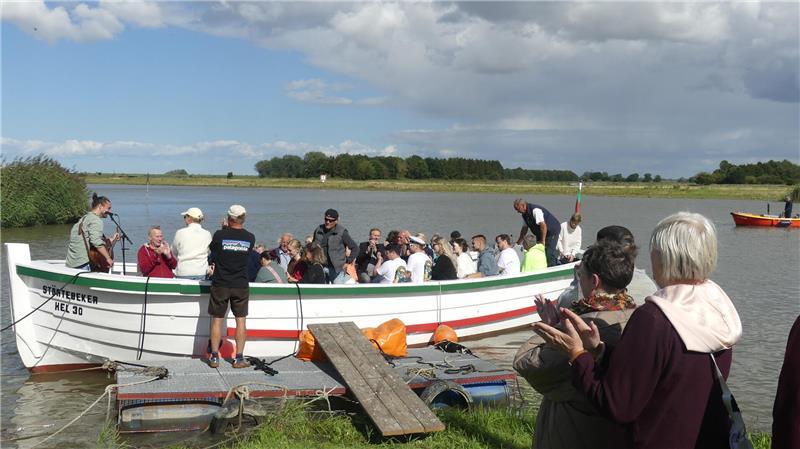 Heiß begehrt waren kurze Ausfahrten mit den beiden Helgoländer Börtebooten. Musiker Mense sorgte auf der „Störtebeker“ für beste maritime Laune.