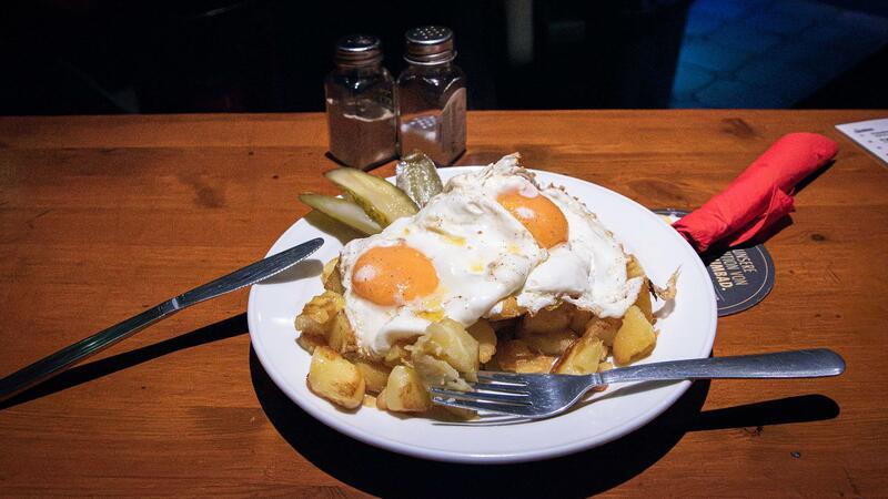 39 Jahre Frühlokal: Nachtschicht mit Kult-Wirt Peter Fritz im „Ei“ Heiß und fettig: Seine Bratkartoffeln mit Spiegelei sind bei Peters Gästen beliebt. Auf Wunsch bereitet er das Gericht auch vegetarisch oder vegan ohne Spiegeleier zu.