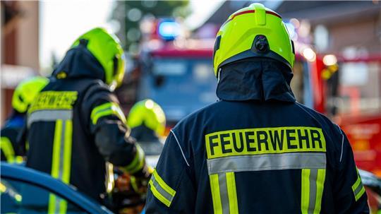 Heiße Asche in einem Eimer rief die Horneburger Feuerwehr auf den Plan.