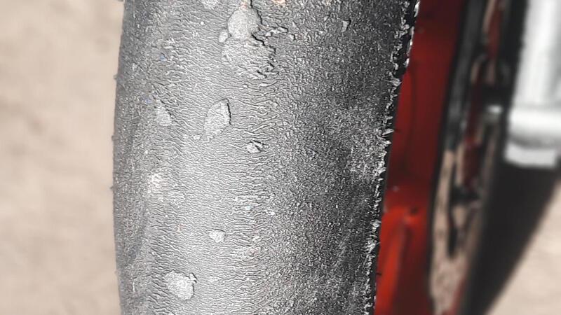 Schleizer Dreieck und Hockenheimring: Sein Hobby führt auf legendäre Rennstrecken Heiße Reifen: Ohne Profil, aber als Gummisammler sind die Fahrer mit den haltbaren Slicks unterwegs.