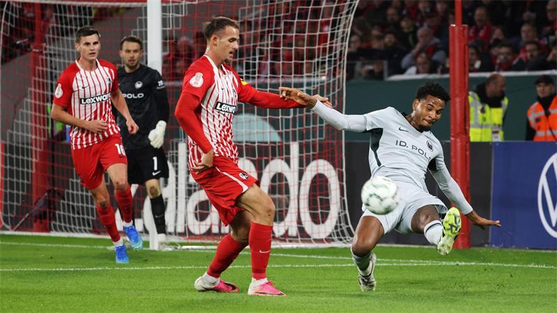 SC Freiburg gewinnt Fünf-Tore-Krimi gegen Wolfsburg Heißer Pokaltanz in Freiburg: Wolfsburgs Cleiton (r) grätscht den Ball vor SC-Spieler Max Rosenfelder weg.