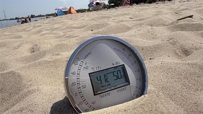 Heißer Sand am Elbstrand: Bei der TAGEBLATT-Hitzetour wurden 41 Grad in Bassenfleth gemeessen.
