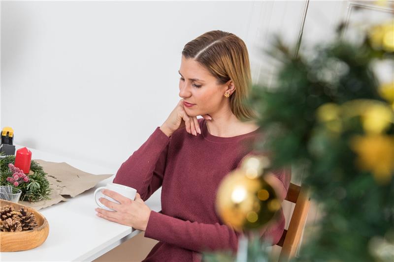 Traurige Weihnachten: Was hilft, wenn der Kummer mitfeiert? Heißer Tee, köstliche Plätzchen, Ruhe: Die Weihnachtstage können eine Einladung sein, sich selbst Gutes zu tun. Foto: Christin Klose/dpa-tmn