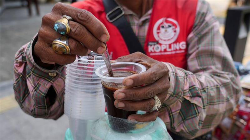 Heißer und kalter Instant-Kaffee steht auf dem Menü.