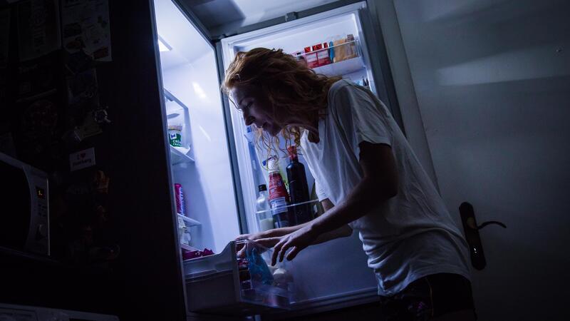Heißhunger: Woher er kommt und wie wir ihn überwinden Heißhunger muss einen immer zum Kühlschrank führen? Nicht, wenn man sich vorab eine Alternative für Momente wie diese überlegt hat.