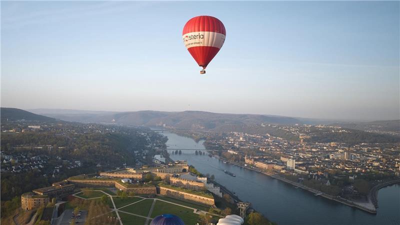 Heißluftballons starten im Rahmen des Ballonfrühlings Koblenz von der Festung Ehrenbreitstein aus. 