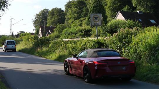 Heitmannshausen ist 30-Zone - aber das verblasste Schild wird leicht übersehen.