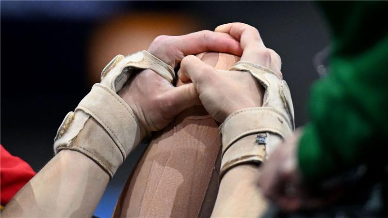 Ende der EM-Träume: Kevric erleidet schwere Knieverletzung Helen Kevric hält sich das verletzte Knie.