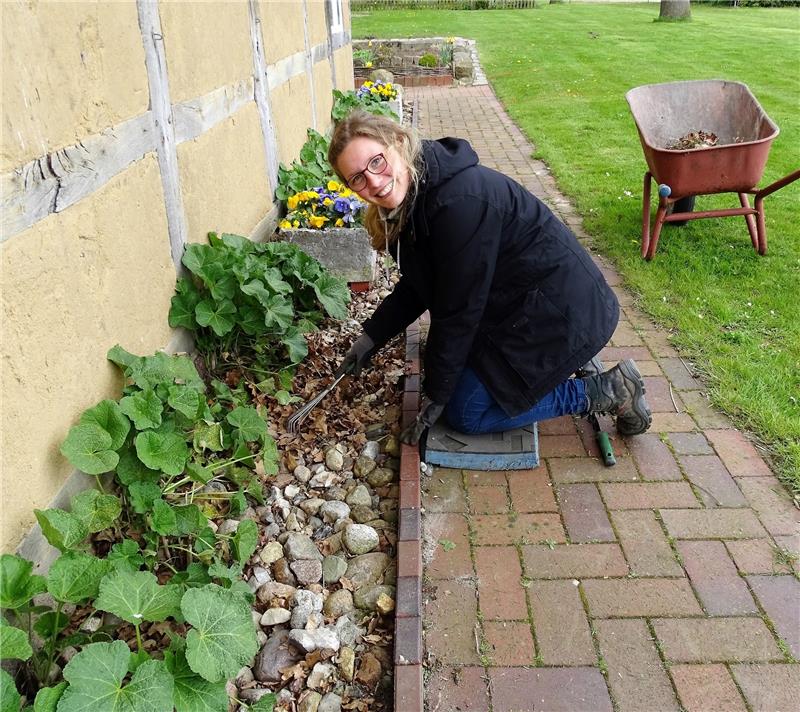Helena Berg befreit das Bauernrosen-Beet von Laub.