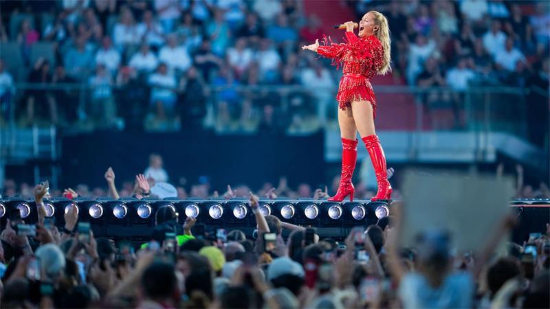 Helene Fischer tritt während ihres Konzerts im Ernst-Happel-Stadion in Wien auf.