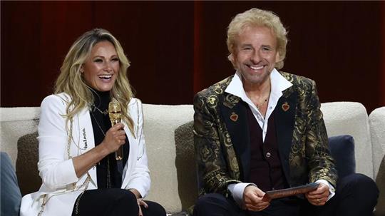 Helene Fischer unterhält sich mit Thomas Gottschalk auf der Couch von „Wetten, dass..?“ (2021).