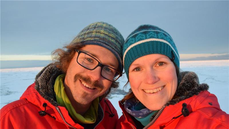 Bremerhavener verewigen Schneeflocken aus Antarktis und Arktis Helene und Thomas Hoffmann hatten bei ihrem Aufenthalt in der Neumayer-Station III in der Antarktis die Idee, einzelne Schneeflocken zu konservieren.
