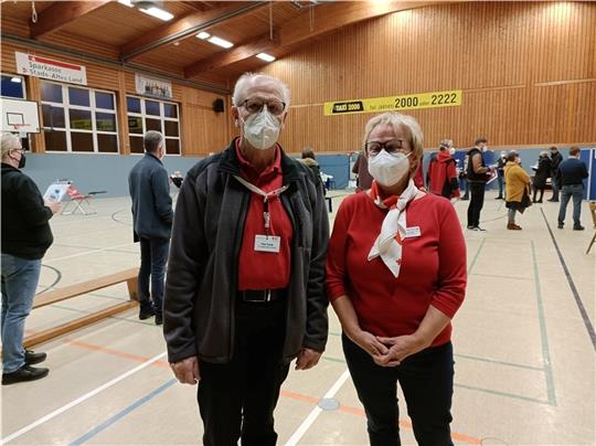 Helfen seit vielen Jahren: Peter Dudde und Gerda Grade. Foto: Bisping